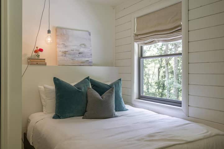 A cozy third bedroom