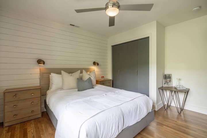 Additional bedroom with queen bed