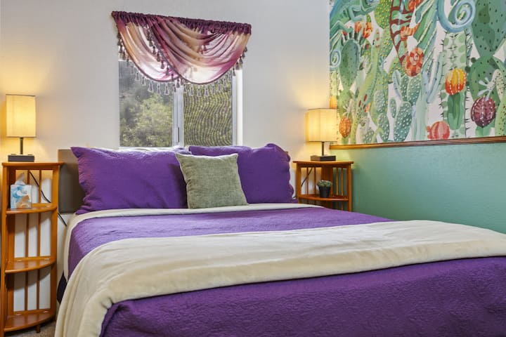 Das niedliche und gemütliche Gecko Zimmer verfügt über zwei Nachttische und Lampen mit USB-Ladegeräten.