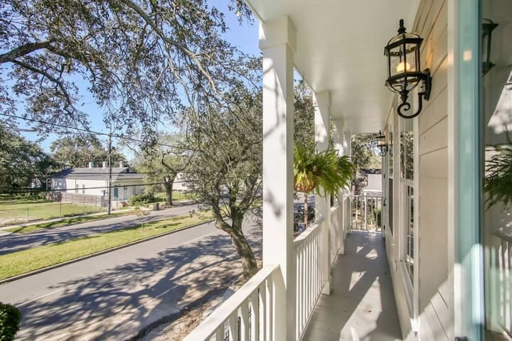 Charming NOLA Villa- Pets OK, Close to street car