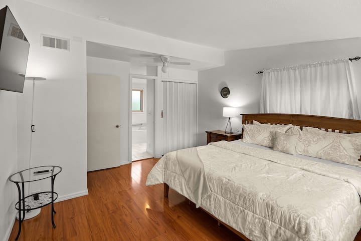 Chambre spacieuse avec un lit King size et une télévision pour votre confort et votre divertissement.