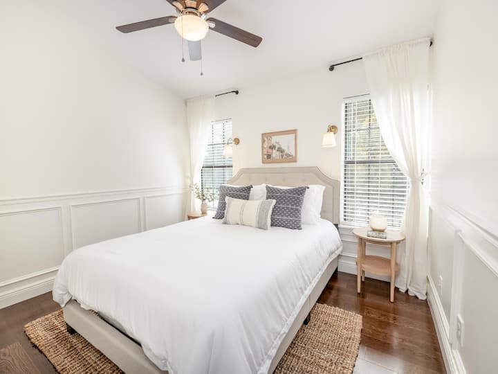 Segundo dormitorio con cama tamaño queen y baño completo en suite.