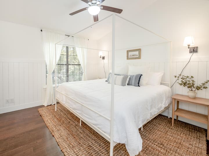 Dormitorio principal con cama tamaño king, vestidor y baño completo