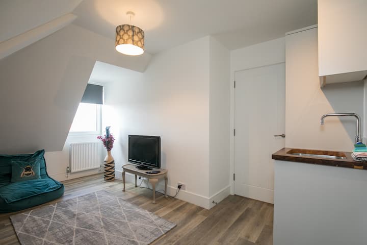 Modern 2-bed Flat - Legoland, Windsor - Parking - 슬라우