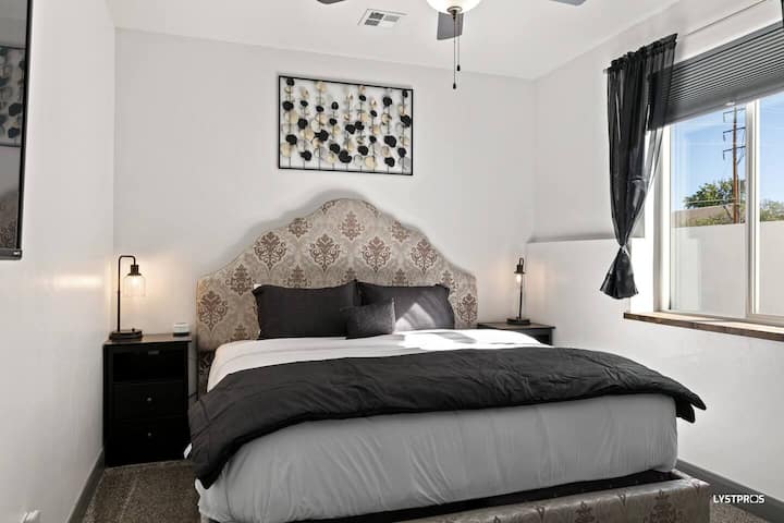 Spálňa na prízemí s manželskou posteľou King