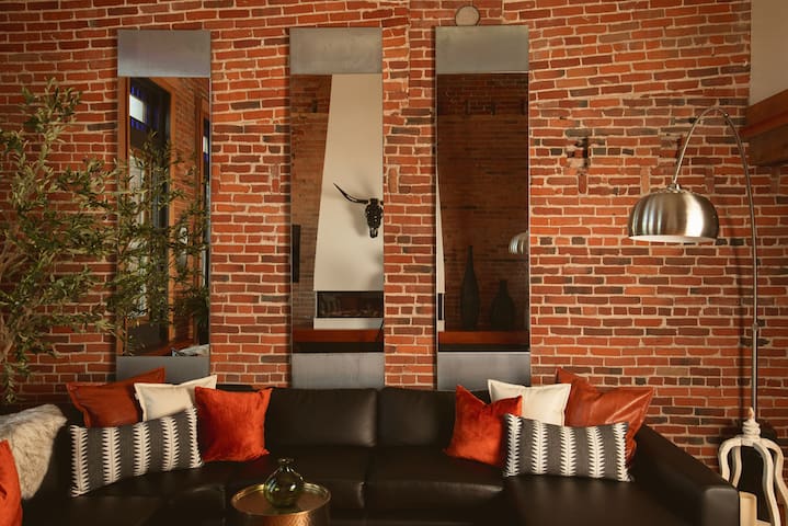 Lumberjack Inn DT-on Main St. with a rooftop deck gallery image 5