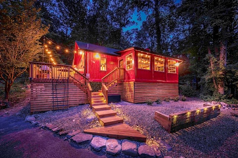 Applemoon: Charming Log Cabin in a Mountain Lake Community