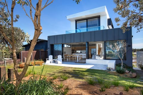 Banksia - Stunning New Absolute Beachfront