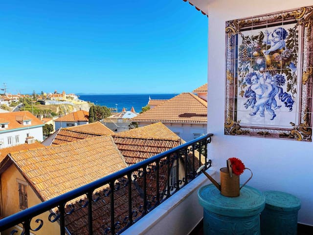 Retro Glamour w/ SEA VIEW 5 mins from Beach