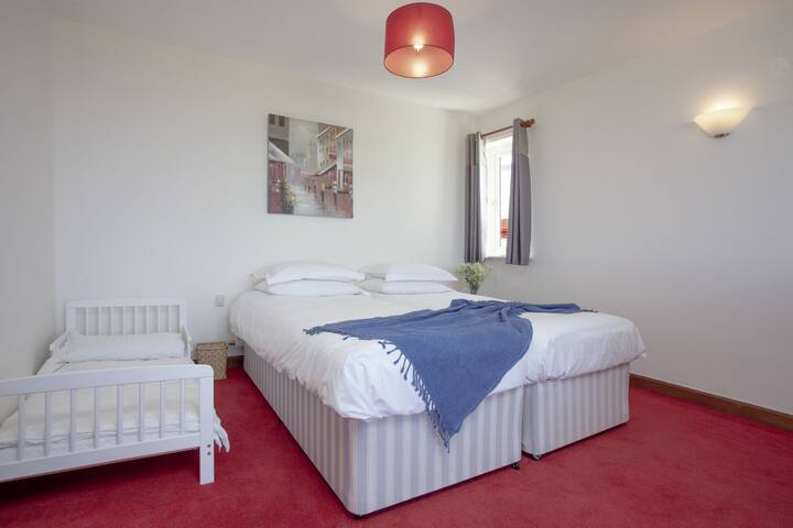 Spálne s dvoma oddelenými posteľami a menšou posteľou – Little Close 