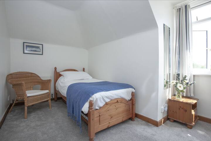 Jednolôžková spálňa so stoličkou – Little Close 