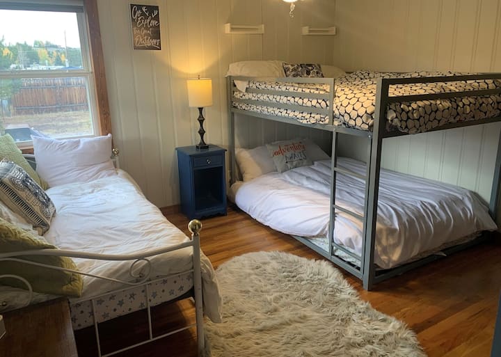 BR #3 imejaa bunk kamili na kitanda cha mchana na trundle.