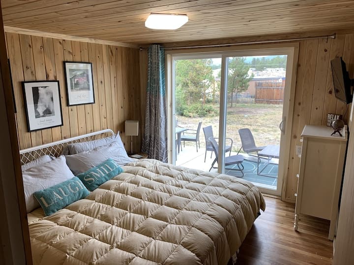 Chumba #2 kina kitanda kingine aina ya king, na mlango wa kutelezesha kwenye ua wa nyuma.