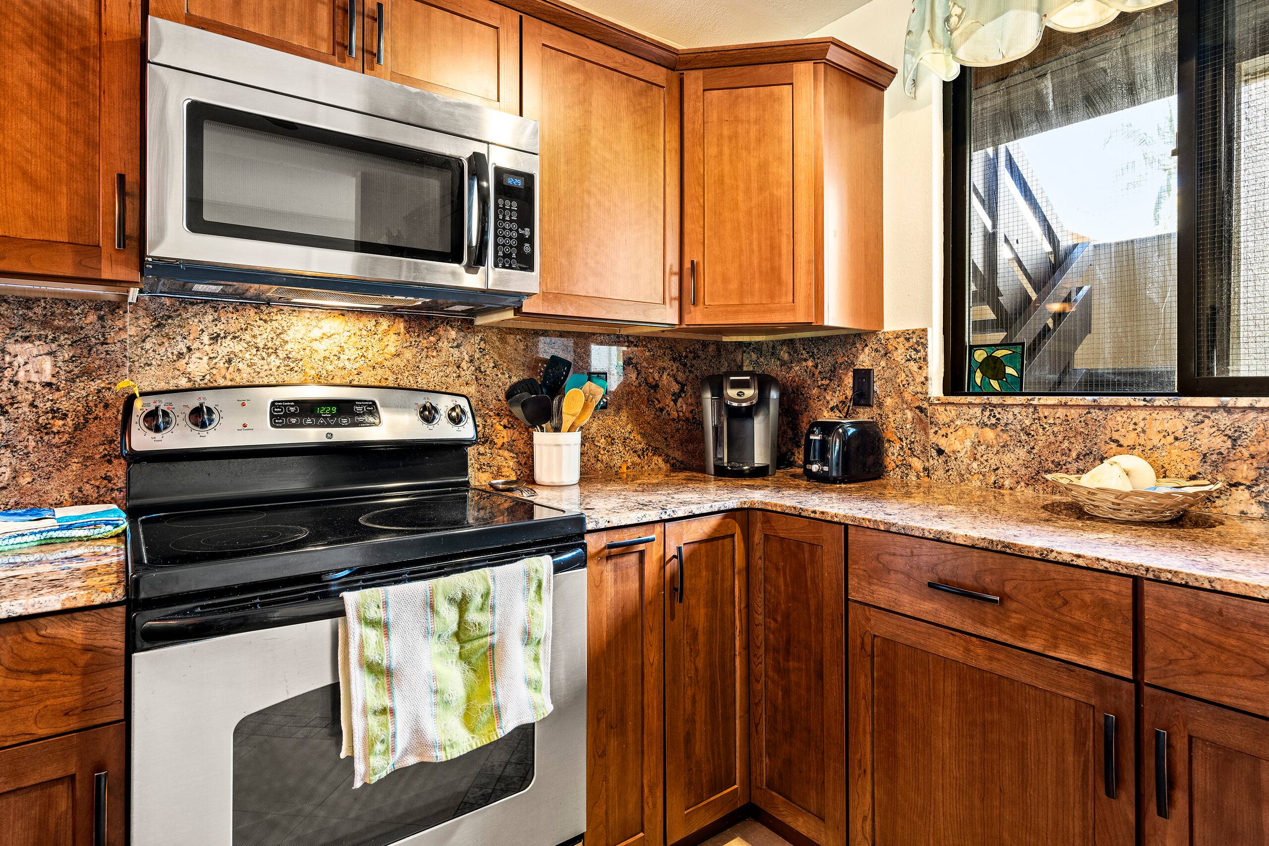 Condo in Kailua-Kona · ★4.7 · 2 bedrooms · 3 beds · 2 shared baths - Image 12