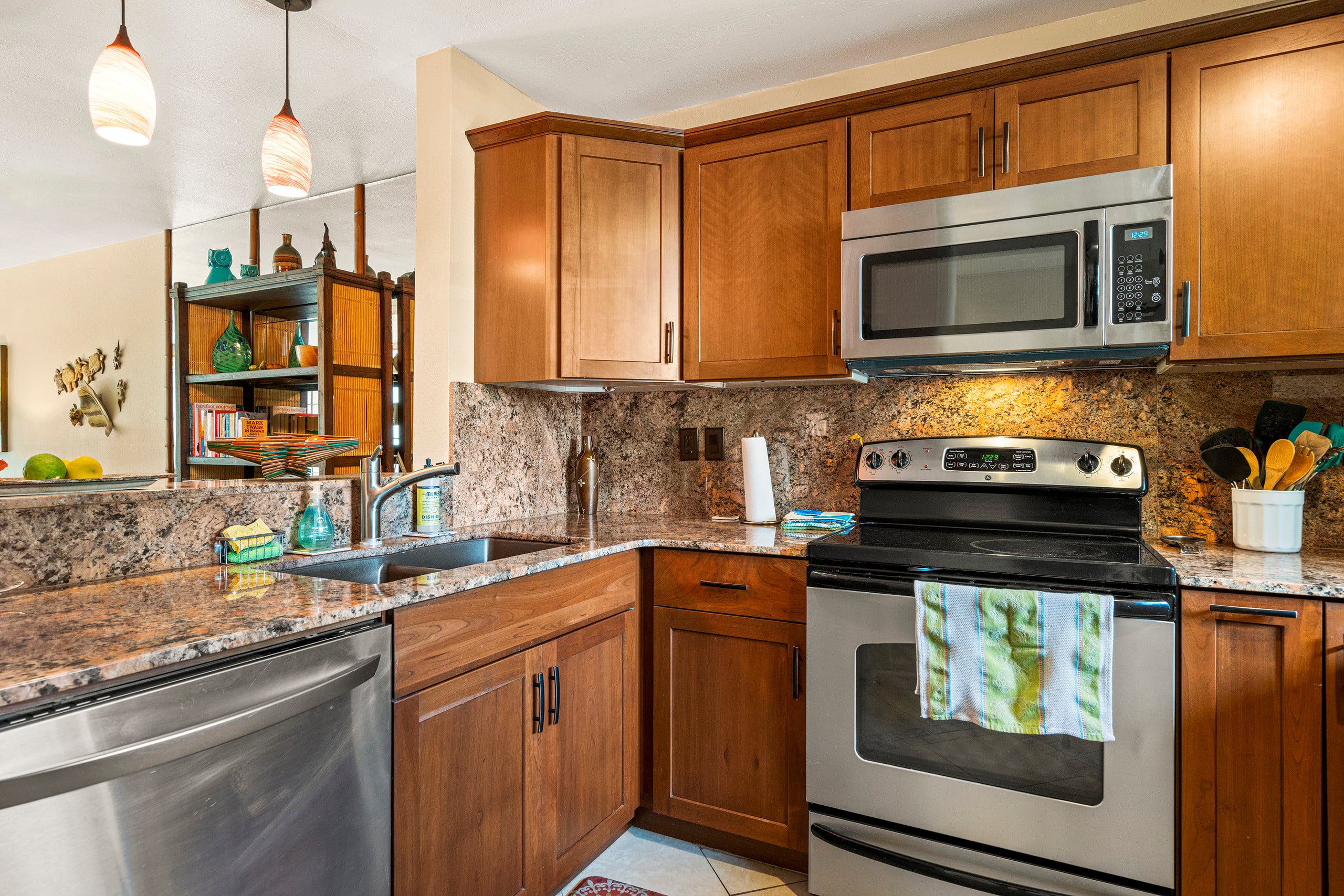 Condo in Kailua-Kona · ★4.7 · 2 bedrooms · 3 beds · 2 shared baths - Image 10