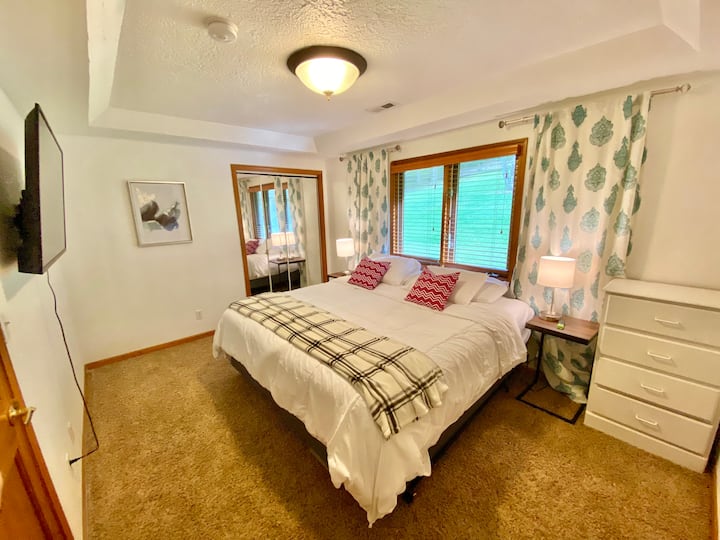 Veľká spálňa s manželskou posteľou King a televízorom