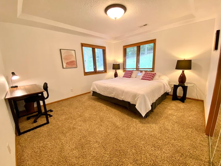 Veľká spálňa s manželskou posteľou a písacím stolom