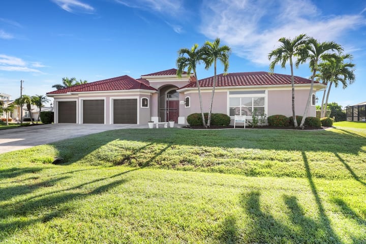 Bent Residence, Courtyard, Game Room, Pool & Spa - Cape Coral