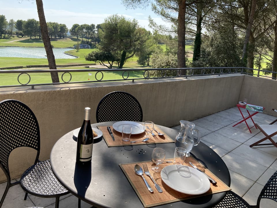 A Provençal flat above five golf greens, Saumane-de-Vaucluse, Provence, France, photo 2 of 10