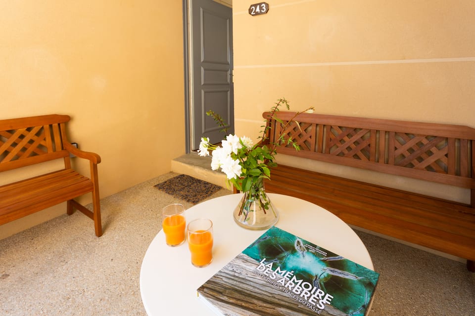 A Provençal flat above five golf greens, Saumane-de-Vaucluse, Provence, France, photo 10 of 10