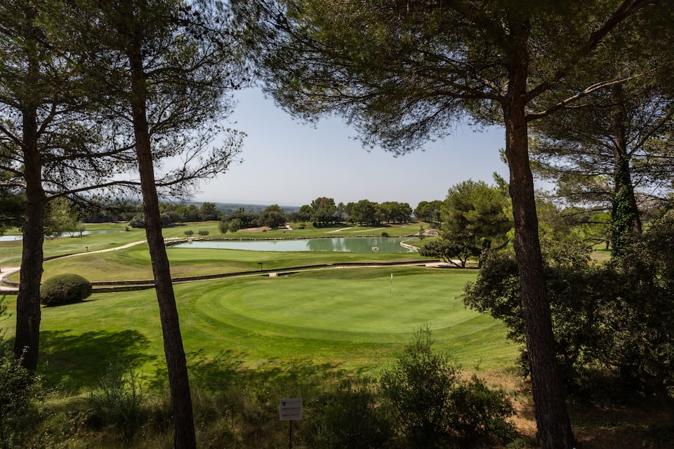 A Provençal flat above five golf greens, Saumane-de-Vaucluse, Provence, France, photo 9 of 10