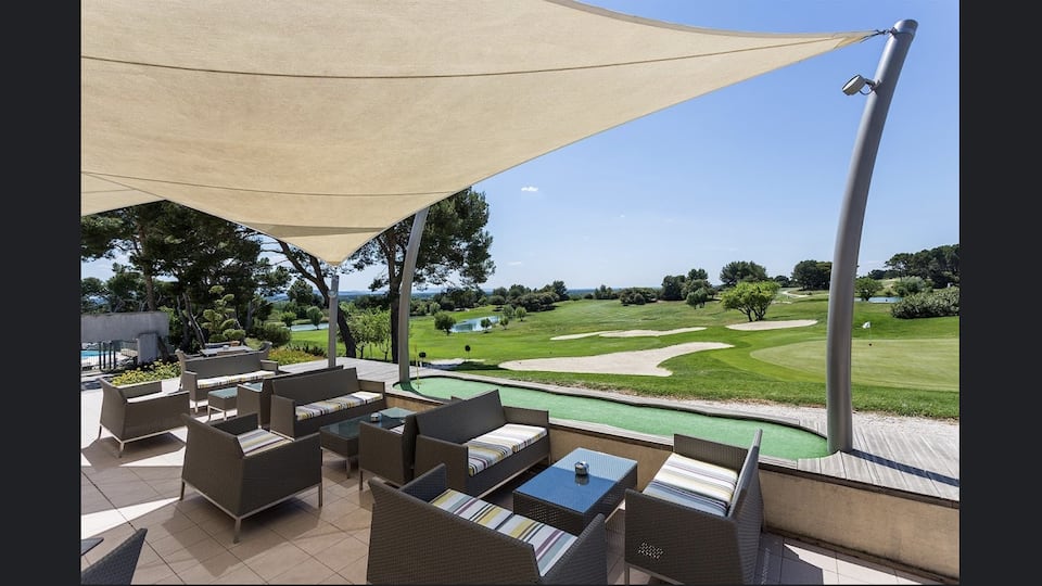 A Provençal flat above five golf greens, Saumane-de-Vaucluse, Provence, France, photo 4 of 10