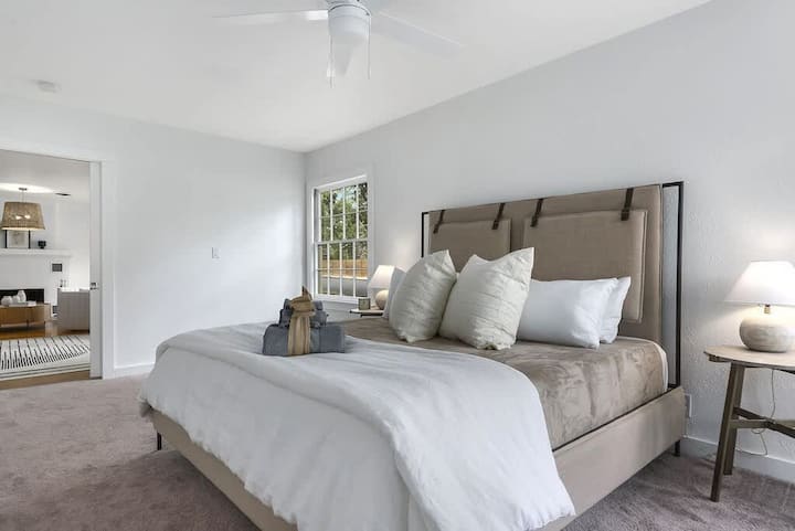 Chumba cha kulala cha mfalme na bafu la Jack & Jill la pamoja!