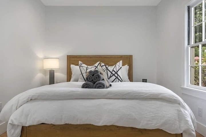 Chumba cha kulala cha Malkia na nafasi ya ofisi iliyoambatanishwa!