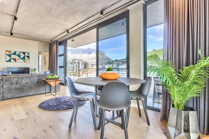 Chic Apartment with Wrap Around Balconies & Views gallery image 4