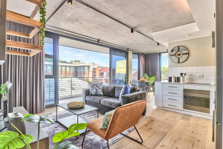 Chic Apartment with Wrap Around Balconies & Views gallery image 2