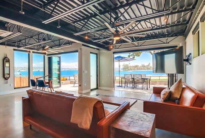 Modern WaterFront House * 2 Levels * 4 Parking gallery image 4