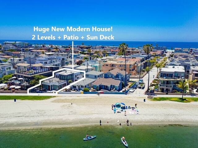 Modern WaterFront House * 2 Levels * 4 Parking gallery image 2