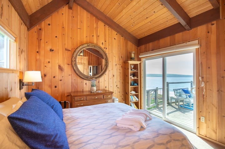 Primarna spavaća soba. Otvorite klizač i pustite da vas ocean uspavljuje... a puni mjesec iznad oceana zapanjujuće je promatrati iz kreveta. 