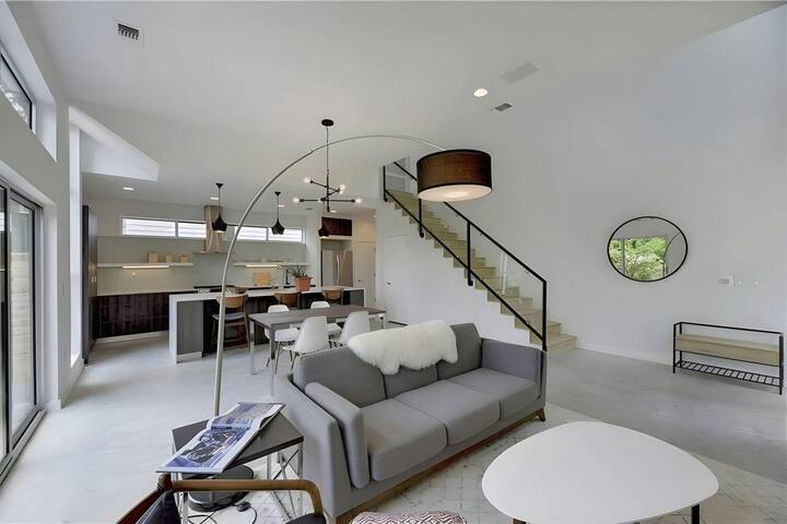 Stunning Modern Home w Pool and Hot Tub in Tarryto gallery image 2