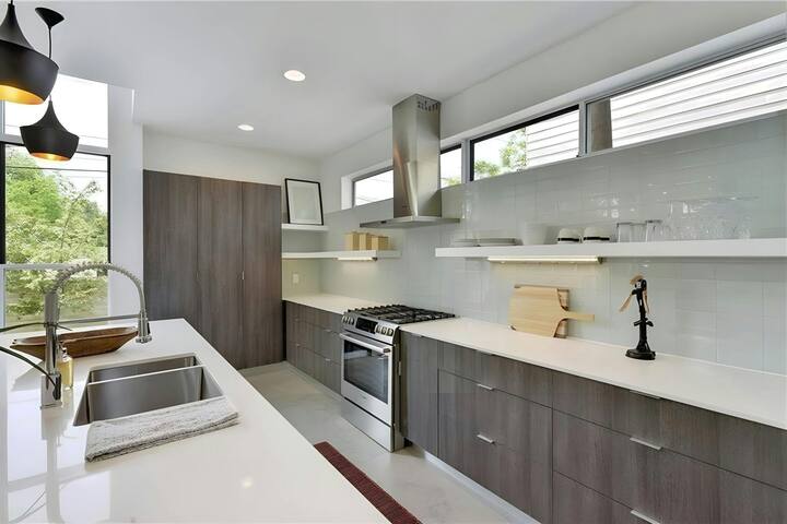 Stunning Modern Home w Pool and Hot Tub in Tarryto gallery image 3