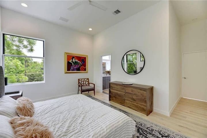 Stunning Modern Home w Pool and Hot Tub in Tarryto gallery image 5