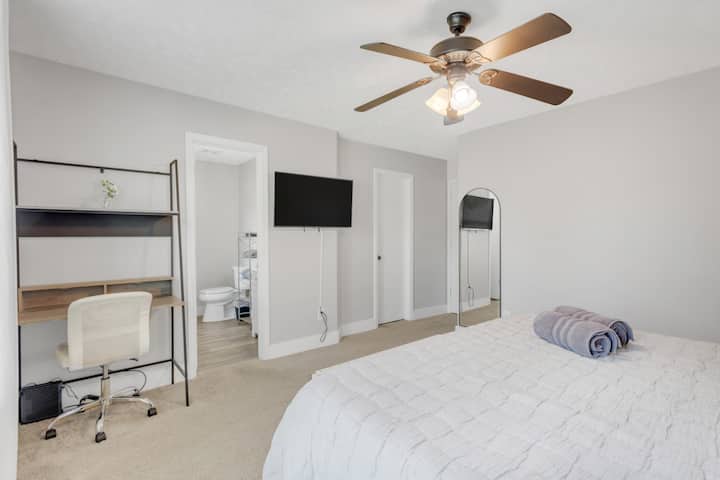 Ძირითადი საძინებელი სამუშაო მაგიდით და ჭკვიანი ტელევიზორით