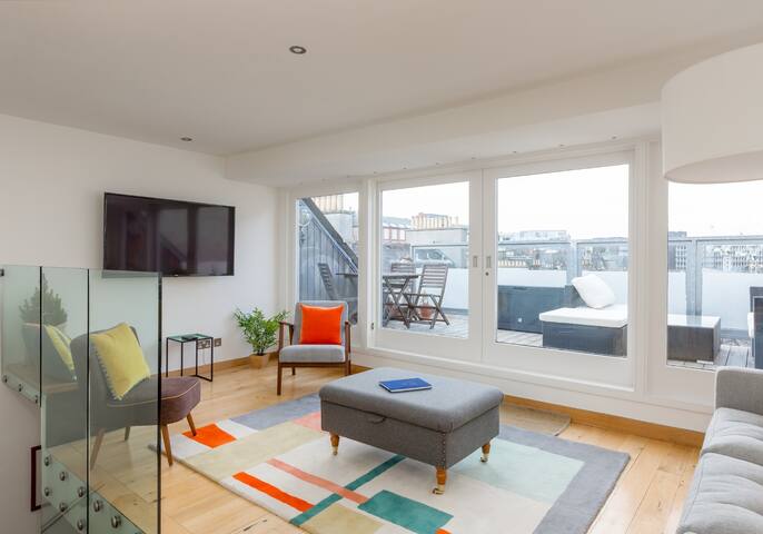 Castle View! 3 bedroom luxury Grassmarket duplex gallery image 4