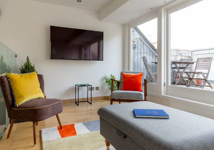 Castle View! 3 bedroom luxury Grassmarket duplex gallery image 3