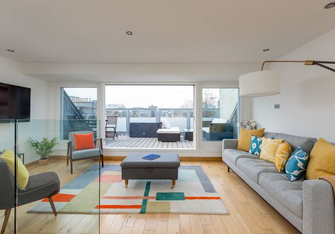 Castle View! 3 bedroom luxury Grassmarket duplex gallery image 2