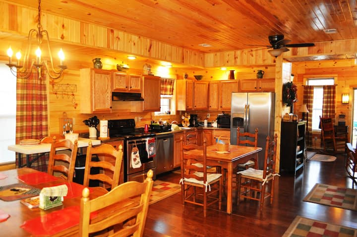 Spacious Cabin With Hot Tub And Wood Burning Fireplace And Wi-fi - Kentucky