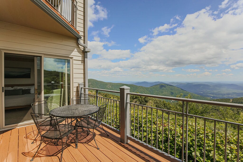 Panoramic Peak: Wintergreen Condo with Views - Condominiums for