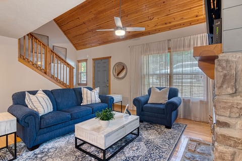 Updated Branson Cabin by StoneBridge Lake!