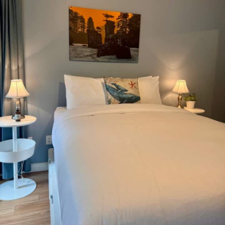 Dormitorio principal con obras de arte inspiradas en la costa oeste