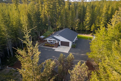 Private 2.5 Acres w/ Hot Tub, Sauna & Trails