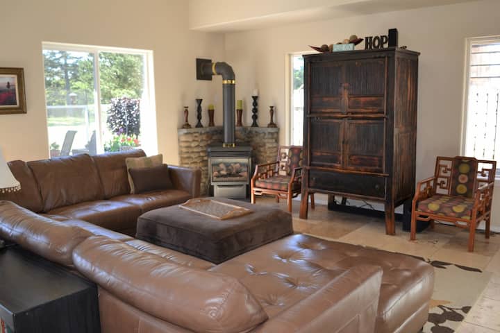 2339 S Edgewood - Views Of The Southern Mountains. - Oregon