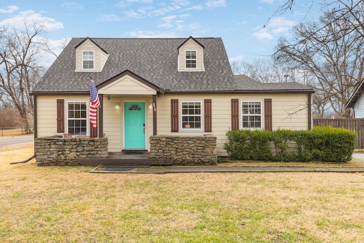 Big Cozy House, 3 mi to Downtown, Outdoor Fire Pit