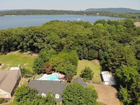 Dog lovers: Fenced yard, 2 king beds, lake access,