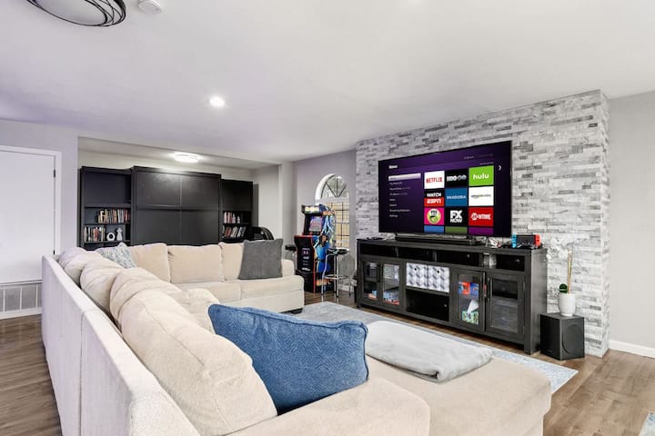 Spacious Family Retreat- Hot Tub, Games & Fire Pit - San Antonio, TX