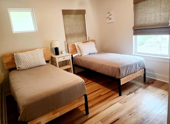 في الطابق العلوي ضيف 2 بسريرين مزدوجين